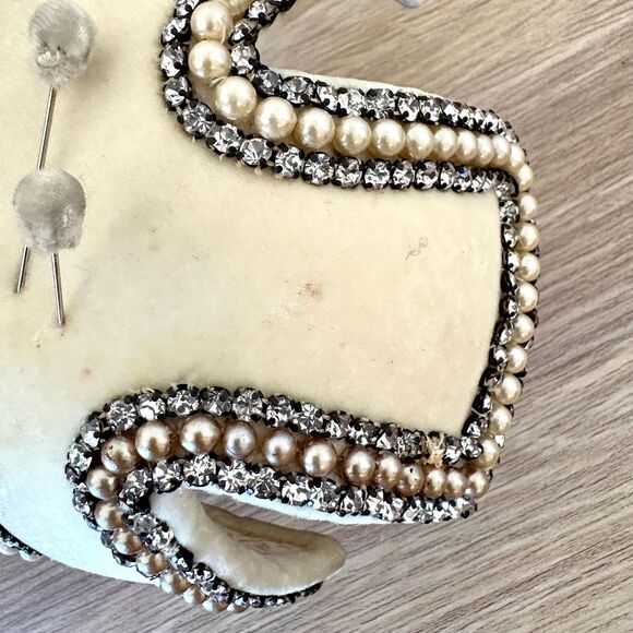 Antique/Vintage 1920s Cloche Hat | Ivory Velvet Pearl & Rhinestone Flapper Hat main image 9